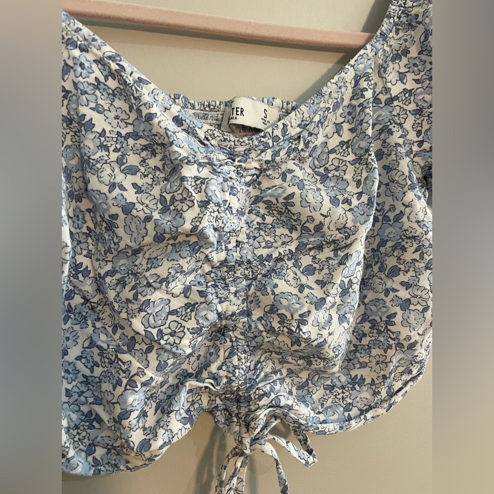 Hollister White and Blue Floral Cropped Capped Sleeves Top - Picture 2 of 5